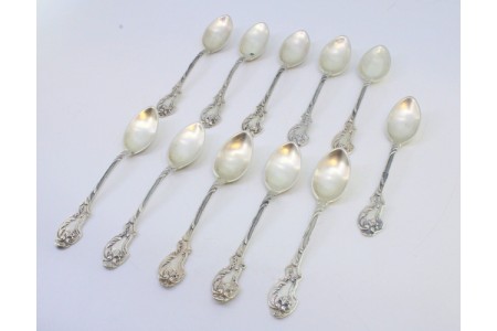Conjunto de onze colheres de chá em prata com relevos e cabos concheados.